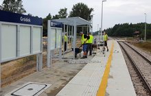 Przystanek Gródek montaż wiaty na nowym peronie, pracownicy, fot. Janusz Dudek, PLK