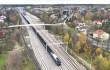 Stacja Olkusz z nowymi torami, peronami i przejściem podziemnym, jest pociąg towarowy, fot. Krzysztof Dzidek (2)