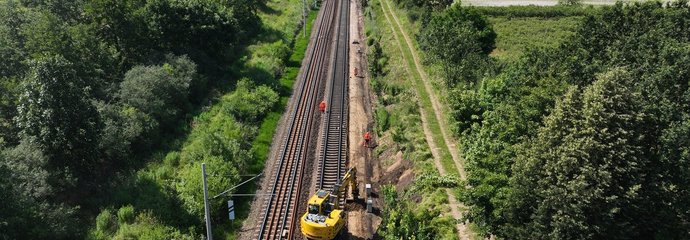 Wykonacy remontują tor w Sierakowiach, widać koparkę, fot. A.Lewandowski, P.Mieszkowski