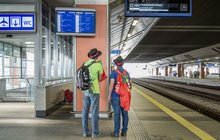 Pasażerowie na peronie autor W.Woch