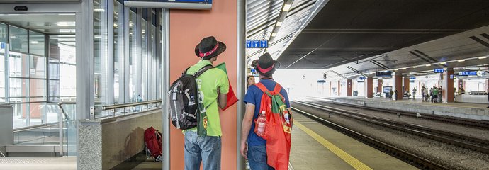 Pasażerowie na peronie autor W.Woch