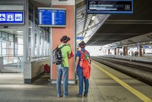 Pasażerowie na peronie autor W.Woch
