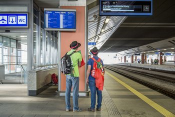 Pasażerowie na peronie autor W.Woch