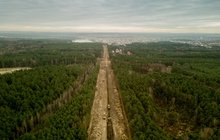 Budowa linii kolejowej w Siewierzu, widok z lotu ptaka na budowaną linię, widać maszyny, dookoła lasy, fot. Szymon Grochowski