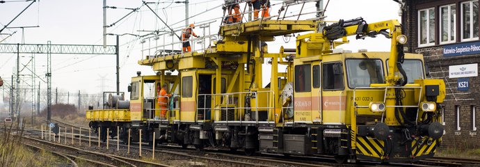 Prace sieciowe na stacji Katowice Szopienice Północne, widać maszyny, pracowników, tory i sieć trakcyjną, fot. Szymon Grochowski 