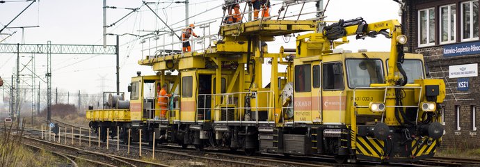 Prace sieciowe na stacji Katowice Szopienice Północne, widać maszyny, pracowników, tory i sieć trakcyjną, fot. Szymon Grochowski