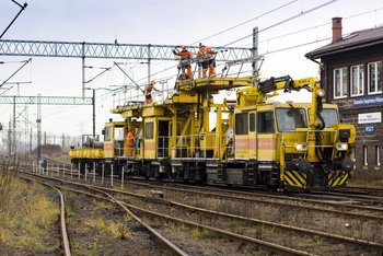 Prace sieciowe na stacji Katowice Szopienice Północne, widać maszyny, pracowników, tory i sieć trakcyjną, fot. Szymon Grochowski