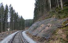 Zamontowana siatka antykorozyjna na szlaku. W tle wijąca się linia kolejowa. Fot. M. Pabiańska Styczeń 2025
