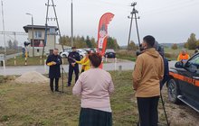 Akcja ulotkowa kampanii Bezpieczny Przejazd w Piekoszowie fot. Piotr Hamarnik