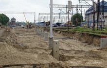 Montaż fundamentów pod nowe bramki sieci trakcyjnej na stacji Olsztyn_fot. Andrzej Puzewicz