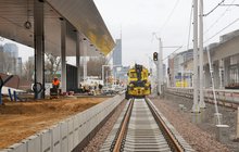 Nowy tor, obok korpus peronu nr 8. Pociąg sieciowy_fot. Martyn Janduła