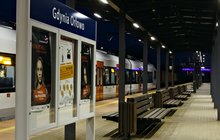 Oświetlona gablota informacyjna na peronie stacji Gdynia Orłowo; fot. Adam Załęski