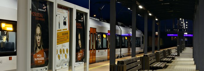 Oświetlona gablota informacyjna na peronie stacji Gdynia Orłowo; fot. Adam Załęski