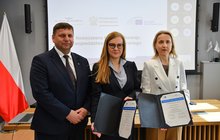 Podpisanie umowy między PLK i EBI, wicewojewoda świętokrzyski, Michał Skotnicki, członek zarządu PLK Małgorzata Kuczewska-Łaska i wiceprezes EBI Teresa Czerwińska fot. PLK