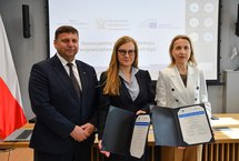 Podpisanie umowy między PLK i EBI, wicewojewoda świętokrzyski, Michał Skotnicki, członek zarządu PLK Małgorzata Kuczewska-Łaska i wiceprezes EBI Teresa Czerwińska fot. PLK
