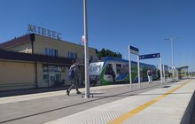 Stacja Mielec - przy peronie stoi pociąg, do którego zmierzają pasażerowie, fot. Dorota Szalacha