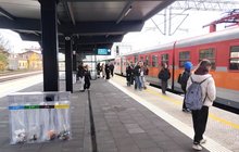 Stacja Olkusz - na peronie podróżni, obok stoi pociąg, fot. Monika Minior (1)