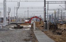 Ustawiane elementy konstrukcji peronu na stacji Olsztyn Główny_fot. Andrzej Puzewicz