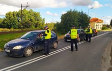 ambasadorzy bezpieczeństwa rozdają ulotki na przejeździe kolejowo-dorgowym przy ulicy Lechickiej w Koszalinie. fot. Bartosz Pietrzykowski