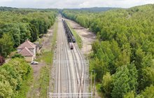 Linia kolejowa 142 w Katowicach Kostuchnie widziana z lotu ptaka, na torach pociągi, fot. Adam Roik