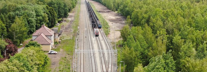 Linia kolejowa 142 w Katowicach Kostuchnie widziana z lotu ptaka, na torach pociągi, fot. Adam Roik