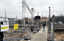 Pasażer idzie przez przejście od strony ul. Chłopickiego na przystanek Warszawa Olszynka Grochowska, fot. Anna Znajewska-Pawluk