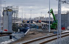 Port Gdynia infrastruktura torowa w tle wagony przewożące towary fot. Grzegorz Radtke