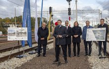 Prezes Polskich Linii Kolejowych, Piotr Wyborski wypowiada się podczas konferencji na stacji w Aninie, fot. Brylowski