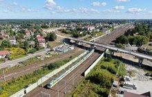 Tłuszcz - budowa wiaduktu dołem jedzie pociąg fot A Lewandowski PKP Polskie Linie Kolejowe SA