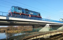 117-tonowe lokomotywy sprawdzają nowy most na jednym z torów szlaku Pilichowice – Olszamowice, na Centralnej Magistrali Kolejowej. 