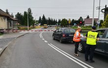 Samochody przed zamkniętym przejazdem. Kierowcy otrzymują materiały od sokisty i koordynatorki kampanii.