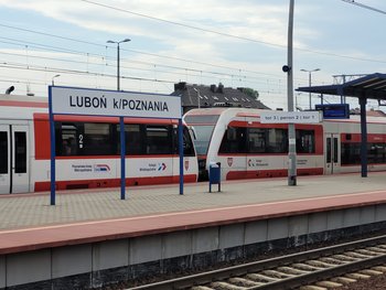 Pociąg pasażerski na stacji kolejowej Luboń koło Poznania. fot. Mirosław Siemieniec