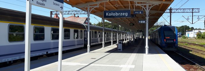 Pociągi przy peronie na stacji w Kołobrzegu fot. Bartrosz Pietrzykowski