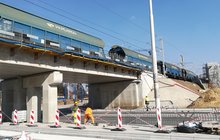 Przebudowany wiadukt kolejowy nad ul. Długą we Wrocławiu, na wiadukcie pociąg towarowy, foto. Bohdan Ząbek