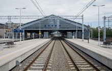 Stacja Bytom, hala peronowa, perony i pociąg na pierwszym planie, fot. Łukasz Hachuła, Polskie Linie Kolejowe (1)