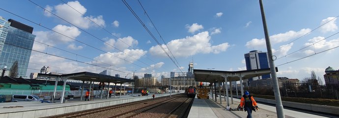 Stacja Warszawa Główna, panorama stacji, widok na perony i wiaty