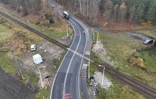 Widok z góry na zmodernizowany przejazd kolejowo-drogowy w Dąbrowie Chełmińskiej. fot. Paweł Mieszkowski PLK