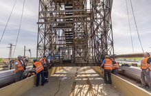 Budowa mostu nad Narwią w Uhowie robotnicy pracują przy rusztowaniu fot Łukasz Bryłowski PKP Polskie Linie Kolejowe SA
