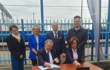 Podpisanie umowy w Luboniu z udziałem Ireneusza Merchel prezesa zarządu PLK SA fot. Radosław Śledziński