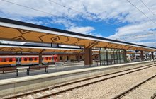 Stacja Zakopane - na peronach są podróżni, obok stoi pociąg, fot. Ewa Majecka-Miłoń (1)