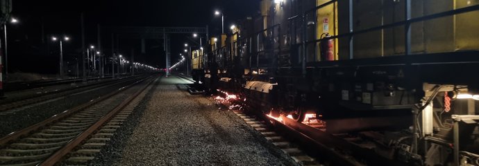 Szlifowanie szyn przez specjalistyczną maszynę Speno na CMK fot. Monika Chwastowska PLK SA (1)