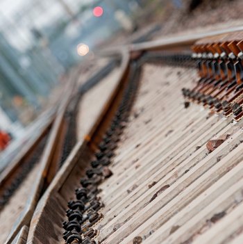 Ujęcie toru kolejowego, w oddali widoczne światło pociągu_ fot. Włodzimierz Włoch