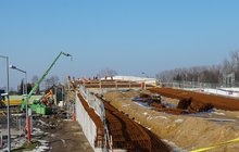 Dźwigi i pracownicy na budowie wiaduktu w Łochowie.