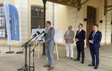 Krzysztof Drozdowski, Członek Zarządu - dyrektor ds. transformacji cyfrowej PLK SA wypowiada się podczas briefingu na stacji w Piotrkowie Trybunalskim, fot. Anna Znajewska-Pawluk
