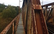 Most nad rzeką Bóbr na linii kolejowej między Marciszowem a Sędzisławem. Fot. M. Dobosiewicz