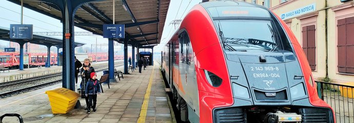 Pociąg przy peronie z podróżnymi na stacji Nakło nad Notecią. fot. Przemysław Zieliński PKP PLK