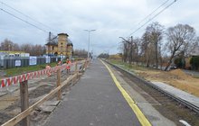 Prace przy przebudowie przystanku Dąbrowa Górnicza Gołonóg, widać peron, a w tle pracowników przy pracy, fot. Katarzyna Głowacka