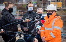 Wypowiadający się dyrektor projektu PLK i dziennikarze na briefingu na stacji Warszawa Zachodnia, autor Łukasz Hachuła, 24.03.2021 r.