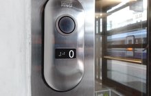 Przycisk w windzie z oznakowaniem w alfabecie Braille’a na stacji Bydgoszcz Główna, fot. Łukasz Basiński
