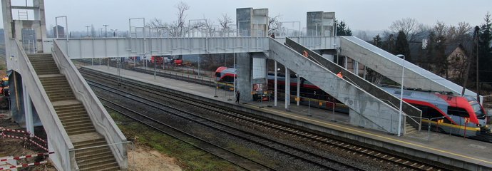 Budowa kładki nad torami w Głownie, tory, perony, pociąg, robotnicy fot. Artur Lewandowski, Paweł Mieszkowski